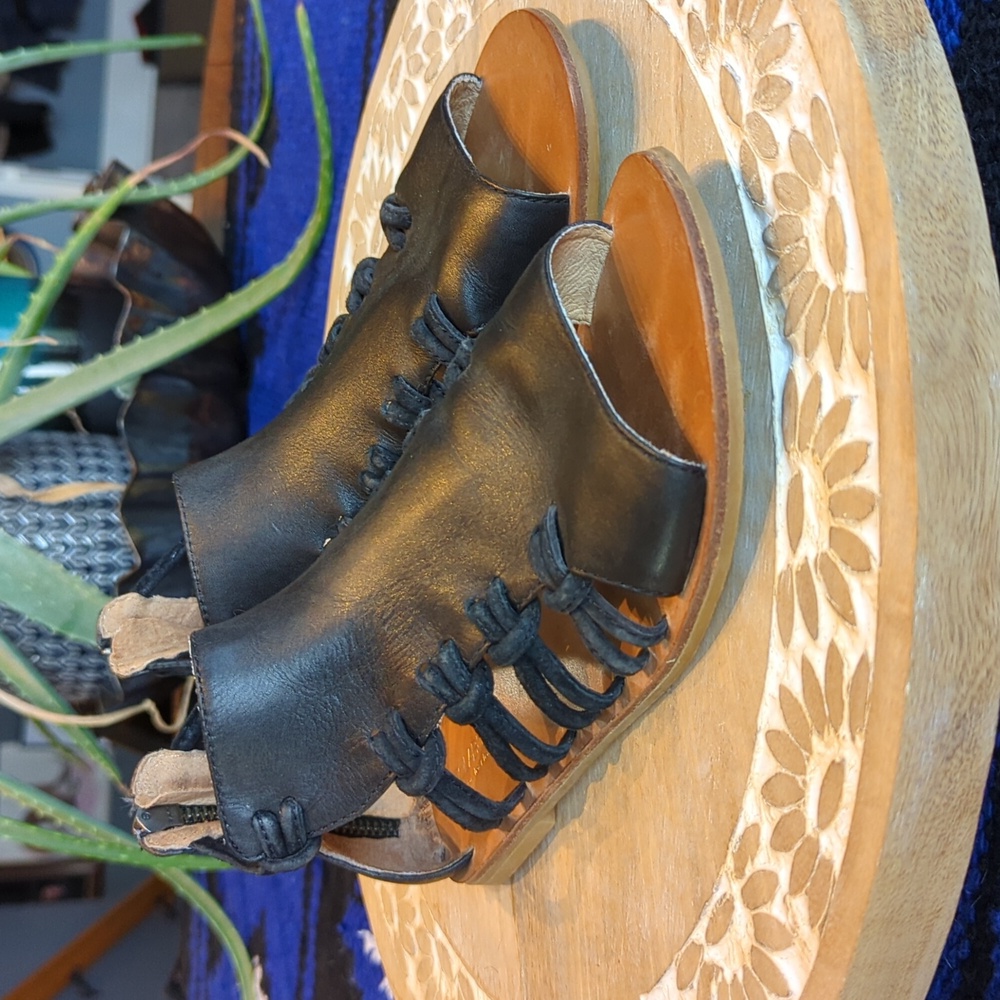 Koolaburra gladiator sandals 6